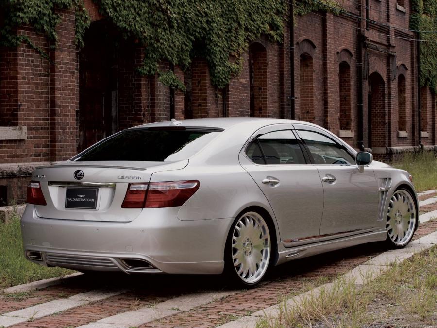  Lexus LS600h by Wald 2007 года  (фото 3 из 7)